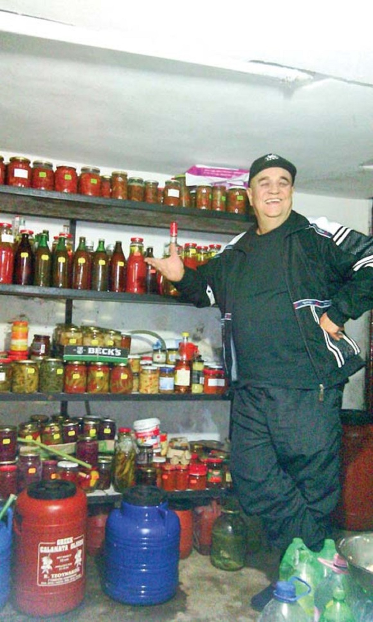 Benone se mândrea cu cămara lui plină de provizii pentru iarnă