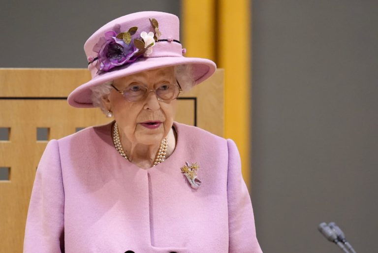 Care era numele real al Reginei Elisabeta a II-a. Ce apare pe certificatul de naștere