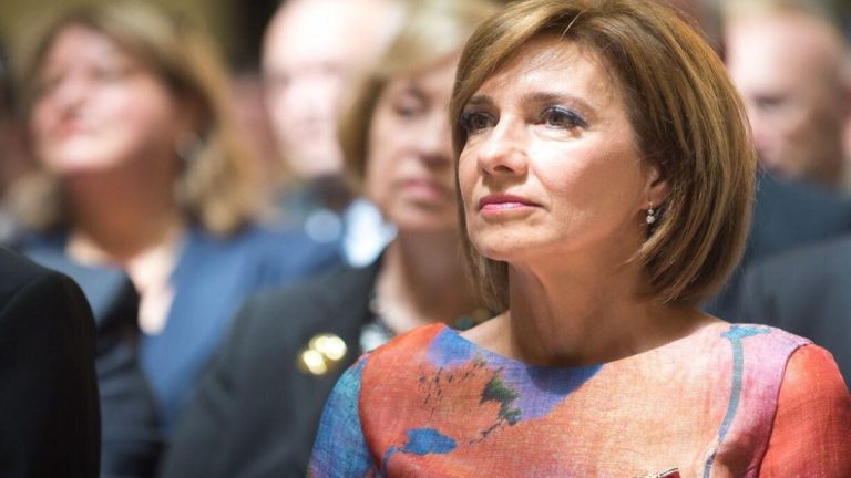 Ce ținută a purtat Carmen Iohannis în prima zi de școală. Prima Doamnă a devenit dirigintă pentru o nouă serie de boboci