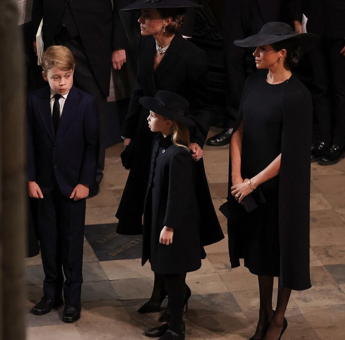 Ce ținută a purtat Meghan Markle la înmormântarea Reginei