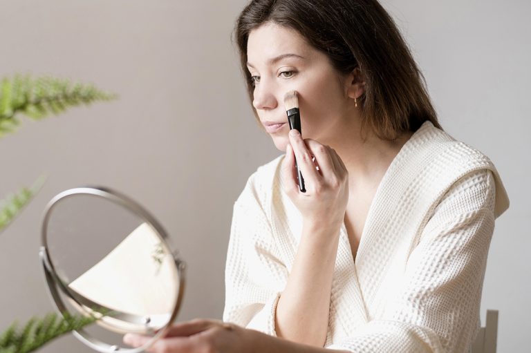 Cum aplici fondul de ten ca să nu arate ca o mască. 5 trucuri pentru un aspect natural