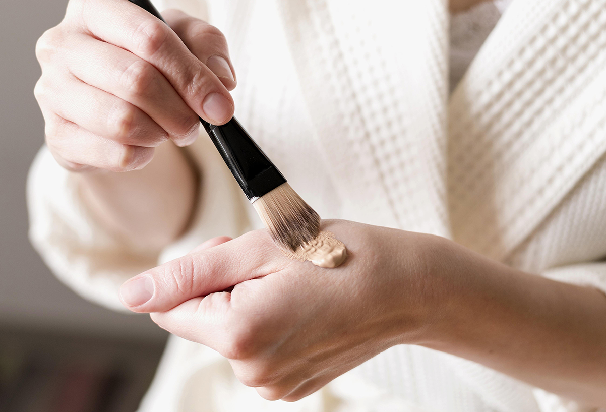 Cum aplici fondul de ten ca să nu arate ca o mască