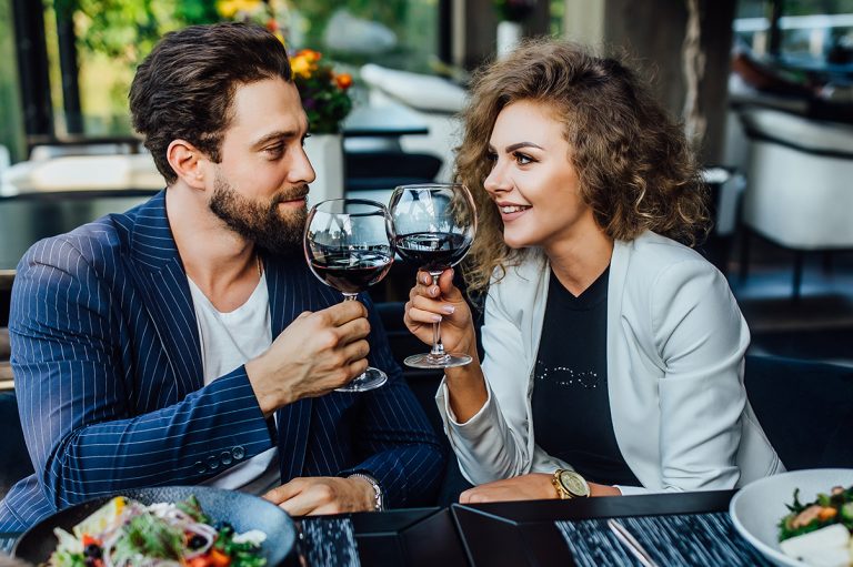 Cum să te îmbraci la prima întâlnire, în funcție de momentul zilei și de locul ales. 4 sfaturi prețioase