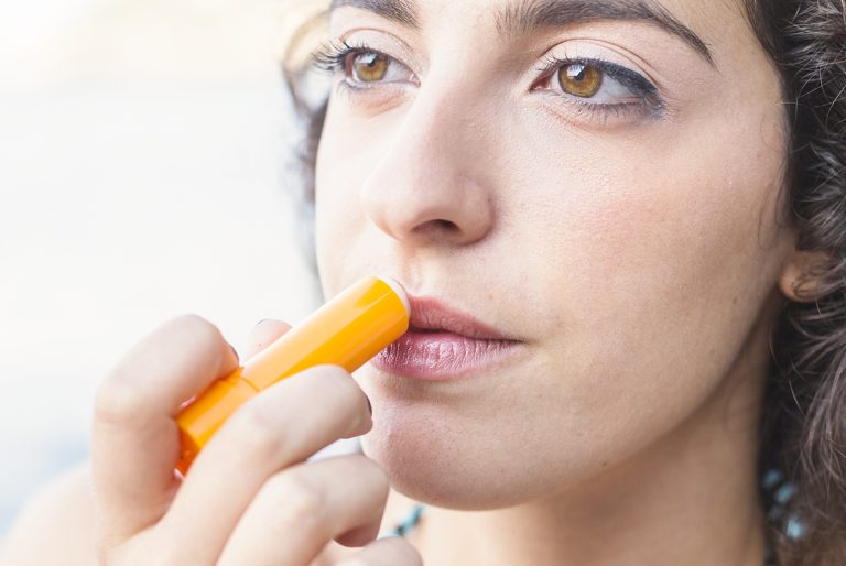 Cum să-ți faci acasă un balsam natural de buze. Ingredientele cu care nu dai greș