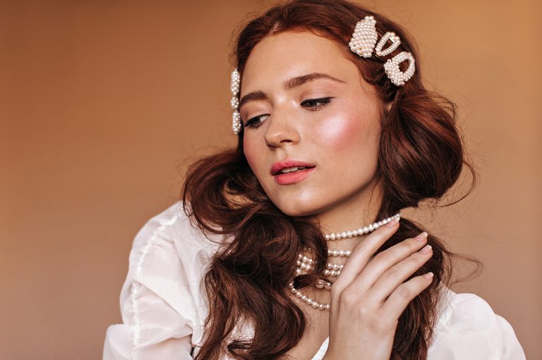 Cum se poartă perlele în 2022. Idei și sfaturi utile pentru a le accesoriza cu stil