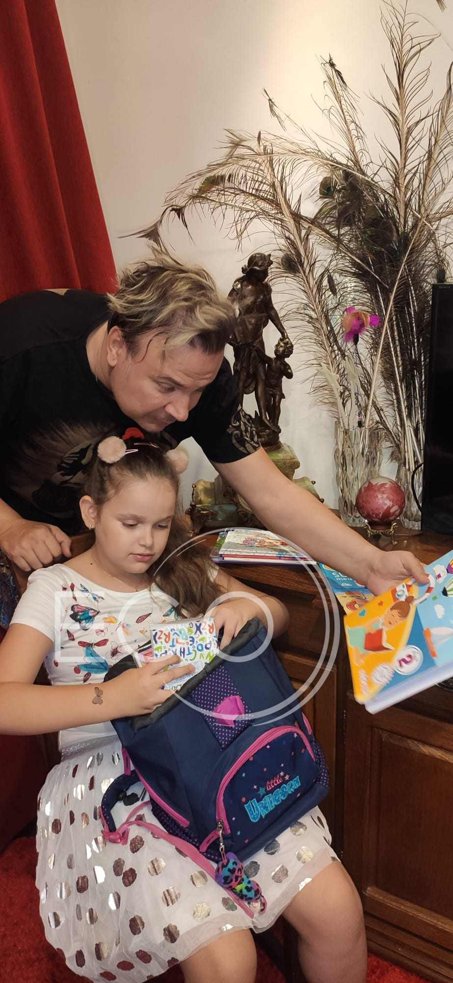 Dan Helciug și fiica sa, pregătiri pentru noul an școlar