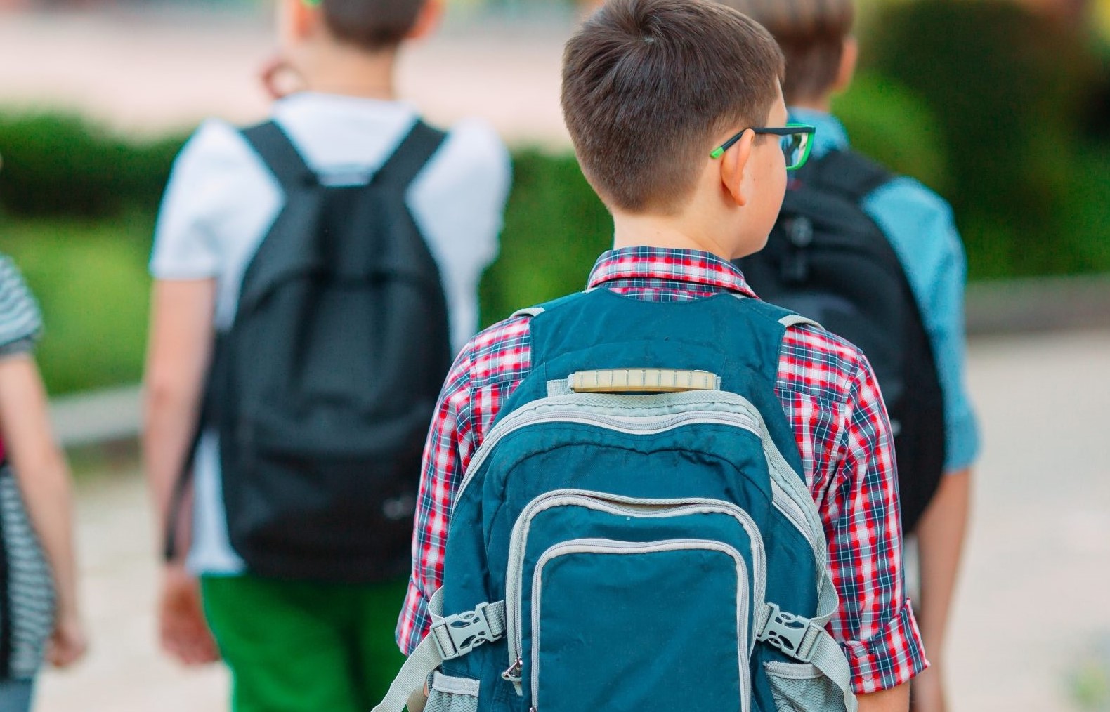 De ce nu ar trebui să treci pe ghiozdan numele copilului