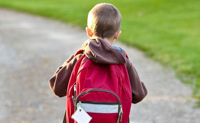 De ce nu ar trebui să treci pe ghiozdan numele copilului