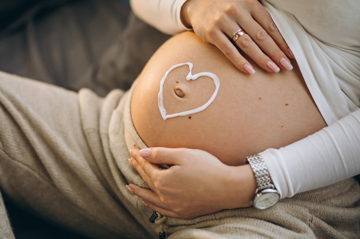 De ce nu e bine să porți ojă sau unghii false la naștere