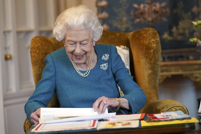 De ce regina Elisabeta a II-a nu a mai dorit să își vopsească părul. A renunțat la acest obicei în 1990