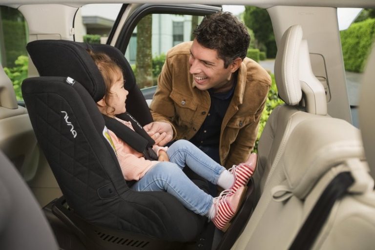 De la ce vârstă poate să stea copilul pe locul din față din mașină. Aspectul menționat clar în lege