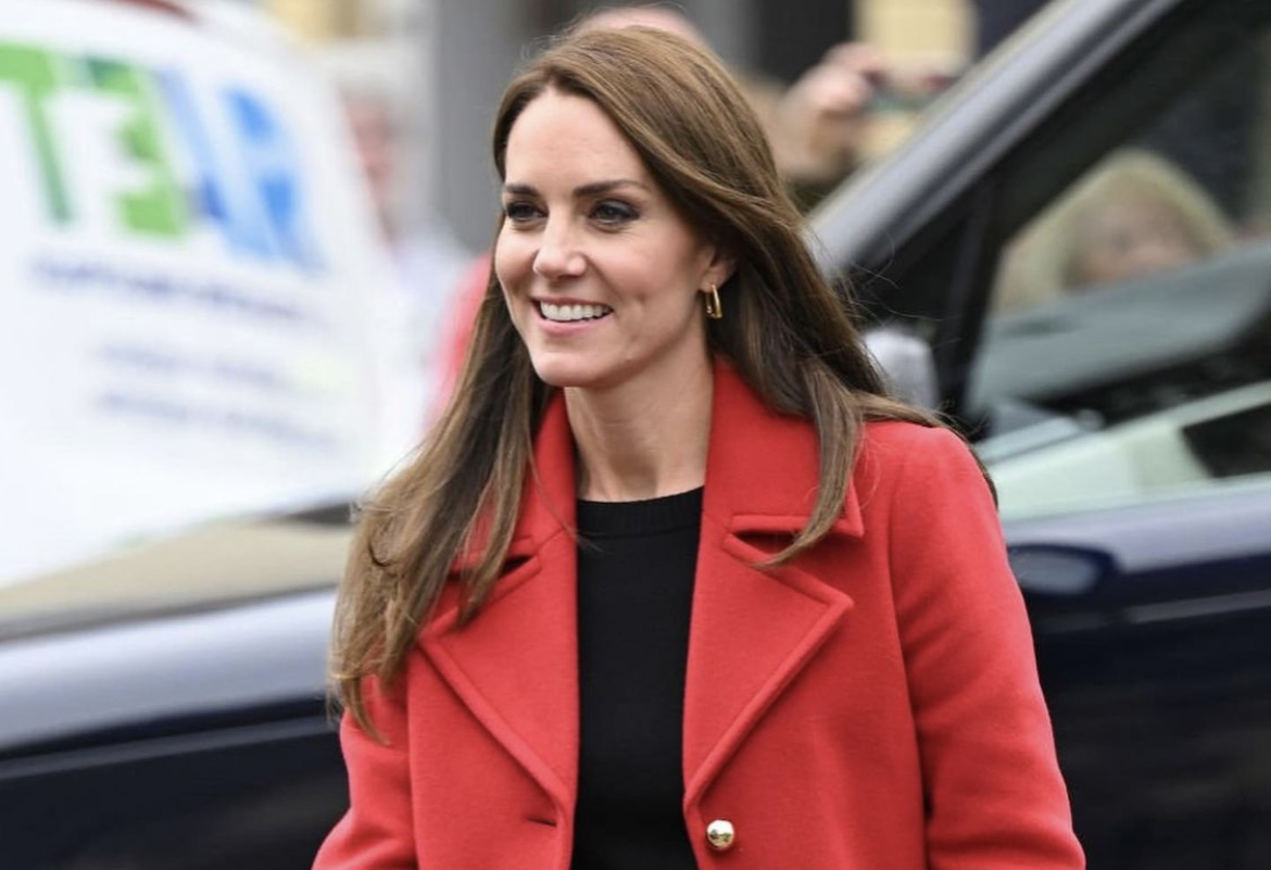 Kate Middleton, apariție fabuloasă într-un palton roșu