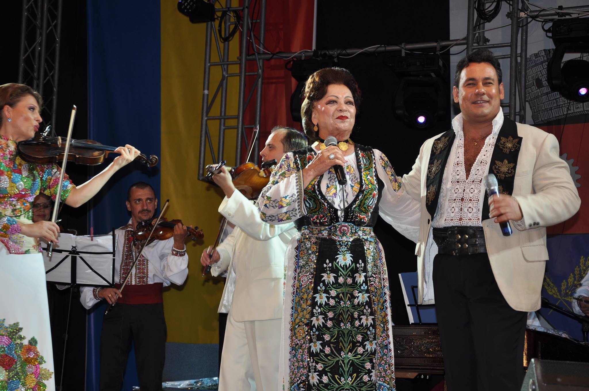 Maria Ciobanu și fiul său, Ionuț, pe scenă