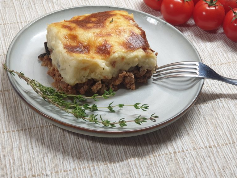 Musaca grecească cu vinete și carne tocată. Secretul ca să iasă savuroasă