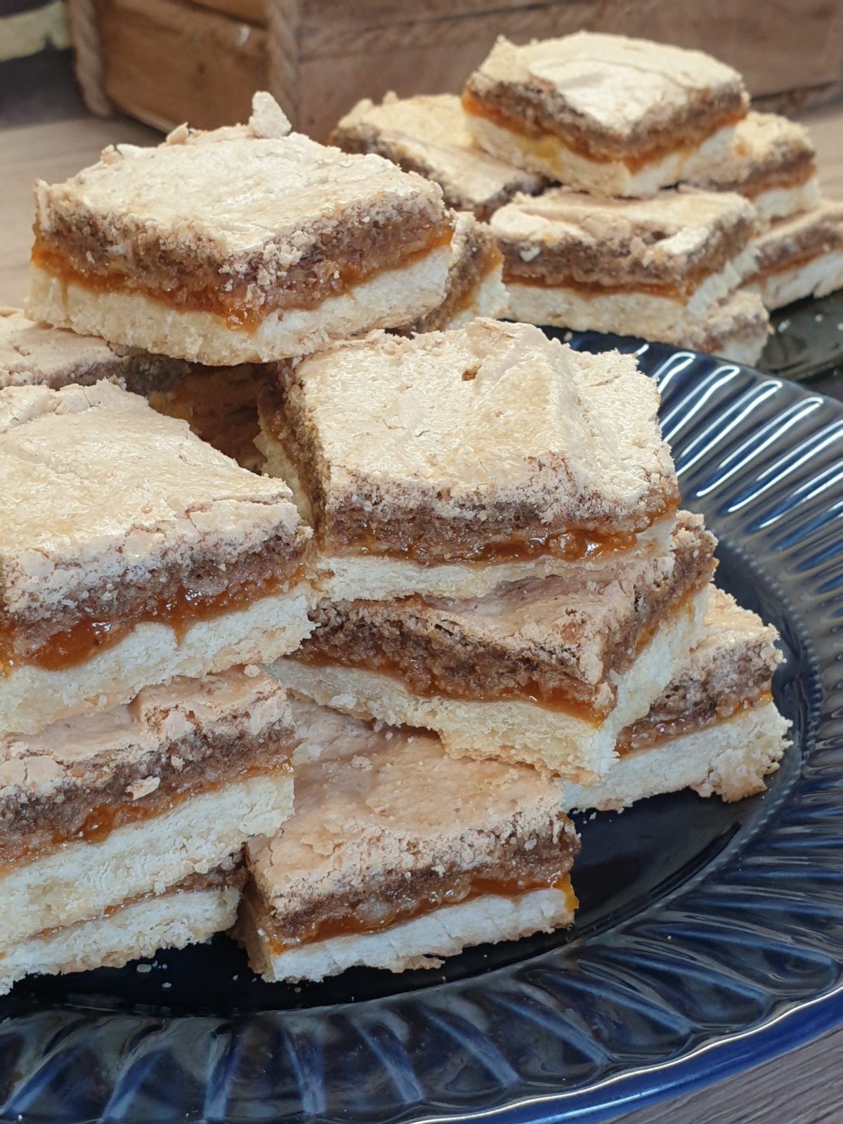 Prăjitură cu gem de caise și bezea cu nucă. Foto: Oana Matei/ ego.ro