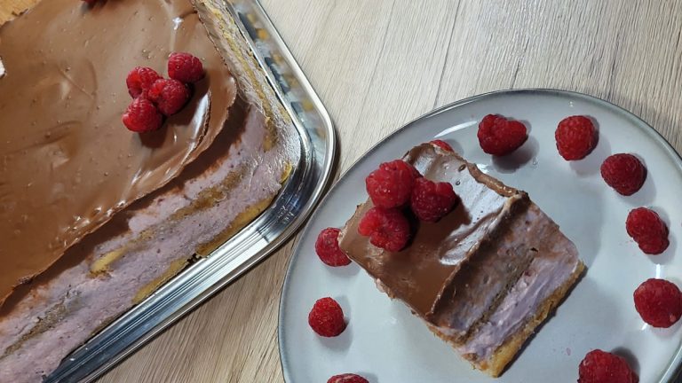 Prăjitură cu pișcoturi și cremă de zmeură cu mascarpone. Nu are nevoie de coacere