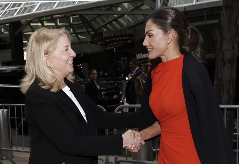 Regina Letizia a Spaniei, fabuloasă într-o rochie roșie. E departe de a fi un articol de lux. Cât costă ținuta