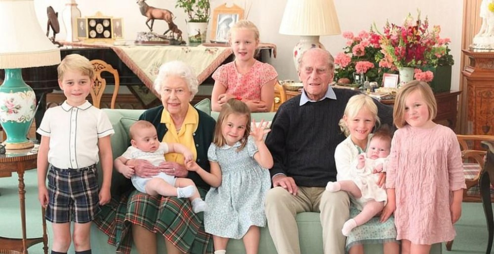 Regina Elisabeta a II-a, Prințul Philip, alături de o parte din nepoți