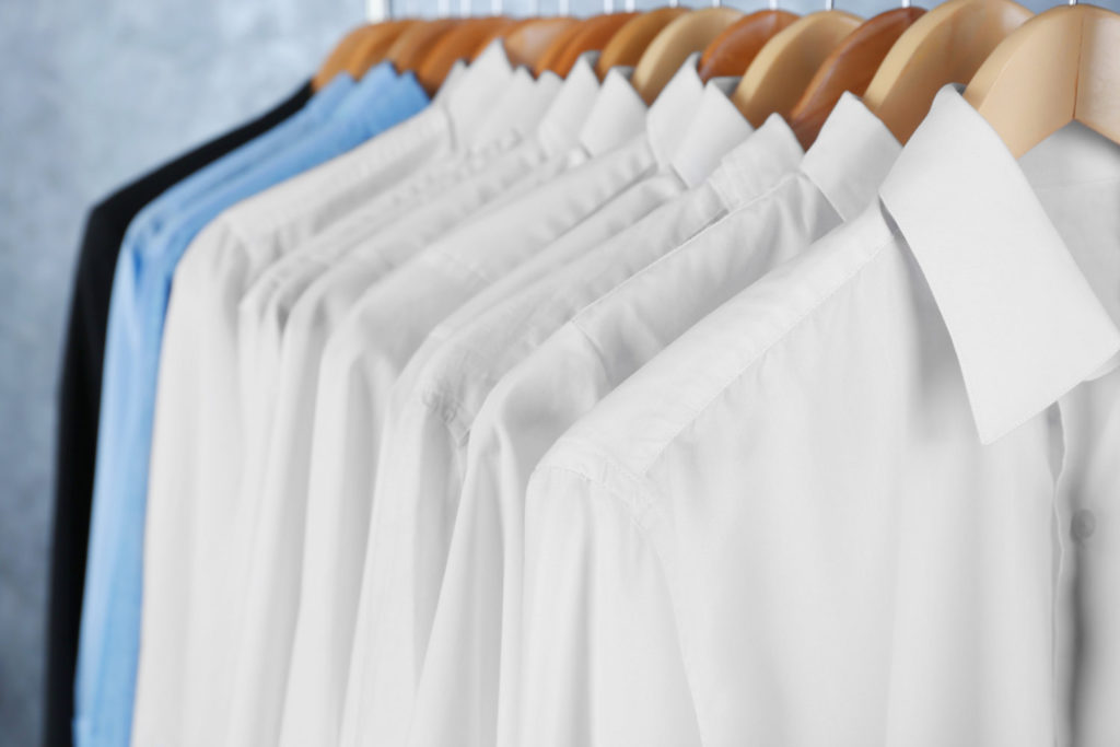 Cu ce se albesc cămășile îngălbenite. Trucul rapid cu bicarbonat de sodiu care salvează situația