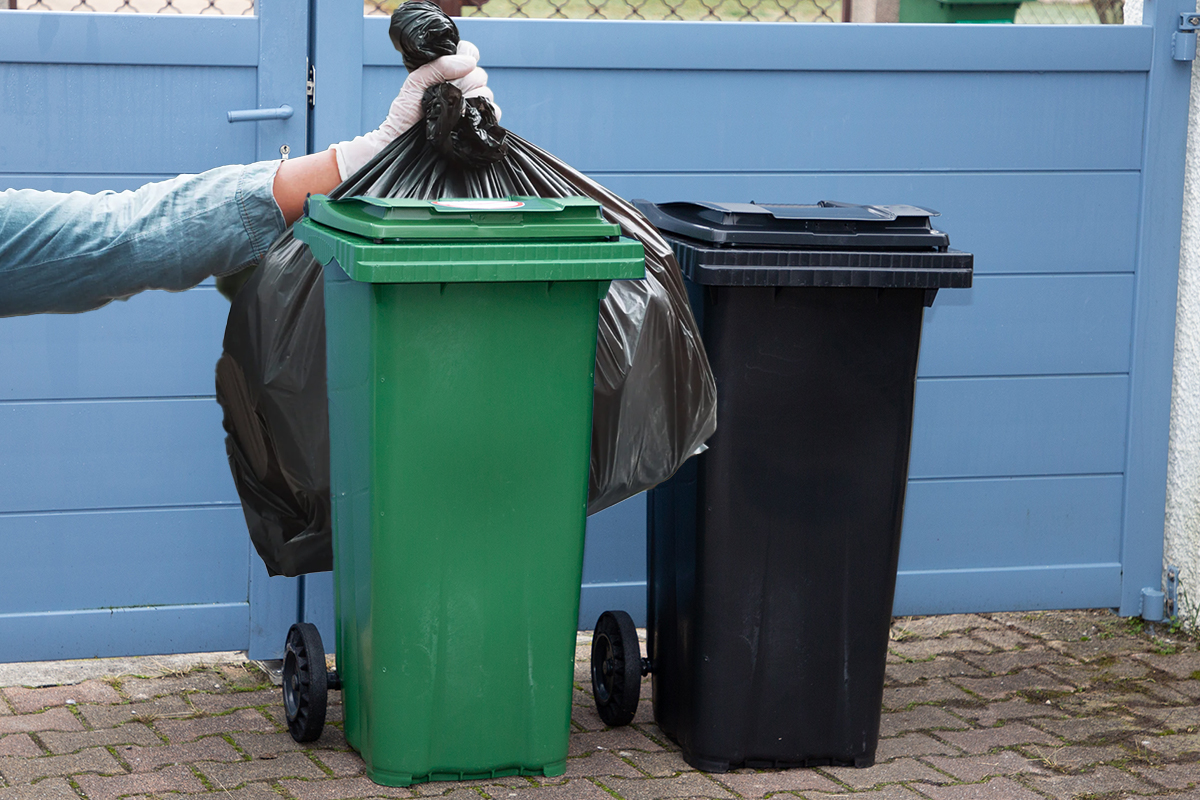 Ce e interzis să arunci la gunoi