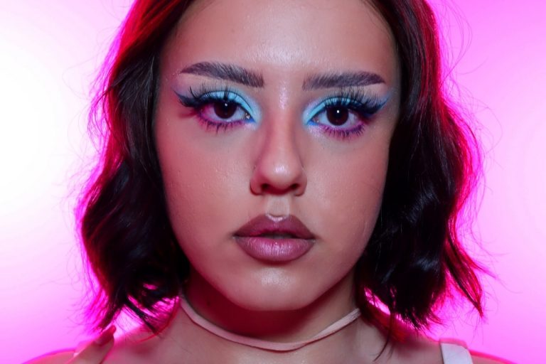 Cum aplicăm corect produsele de machiaj. Claudia Preduca, make-up artist, ne spune ce fel de ustensile să folosim în funcție de produs EXCLUSIV