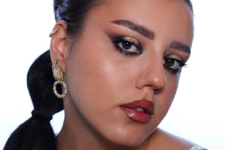 Cum să ne asigurăm că machiajul rezistă toată ziua atunci când mergem la birou. Secretele Claudiei Preduca, make-up artist: “Spray-ul de fixare este un must have” EXCLUSIV