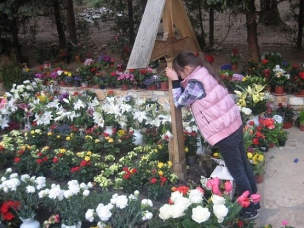 Ce trebuie să duci la mormântul lui Arsenie Boca