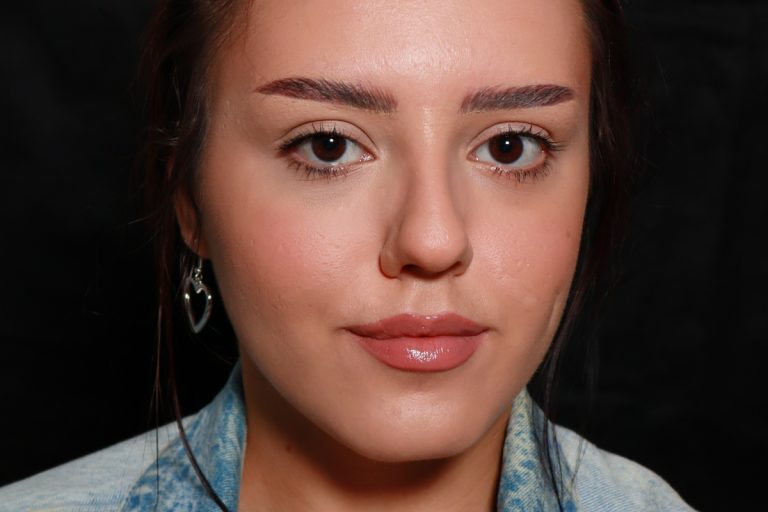 Cum să realizăm un machiaj discret, pentru liceu, în maximum 10 minute. Claudia Preduca, make-up artist, oferă sfaturi inedite, ca să scăpați de critica profesorilor. EXCLUSIV