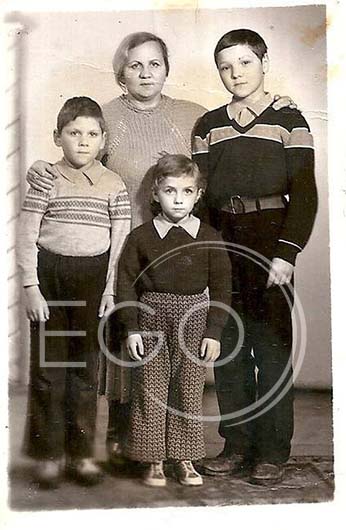 Mihai Trăistariu, în copilărie, alături de familia sa