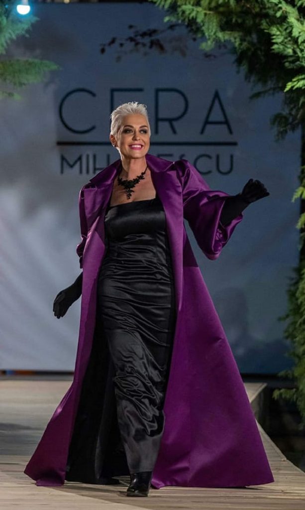 Monica Anghel, în postura de manechin pe podium