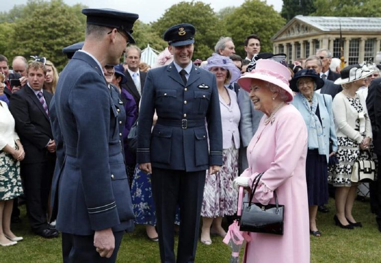 Ce ținea Regina Elisabeta în geanta ei neagră. Nu a renunțat la poșetă nici măcar cu două zile înainte de moarte