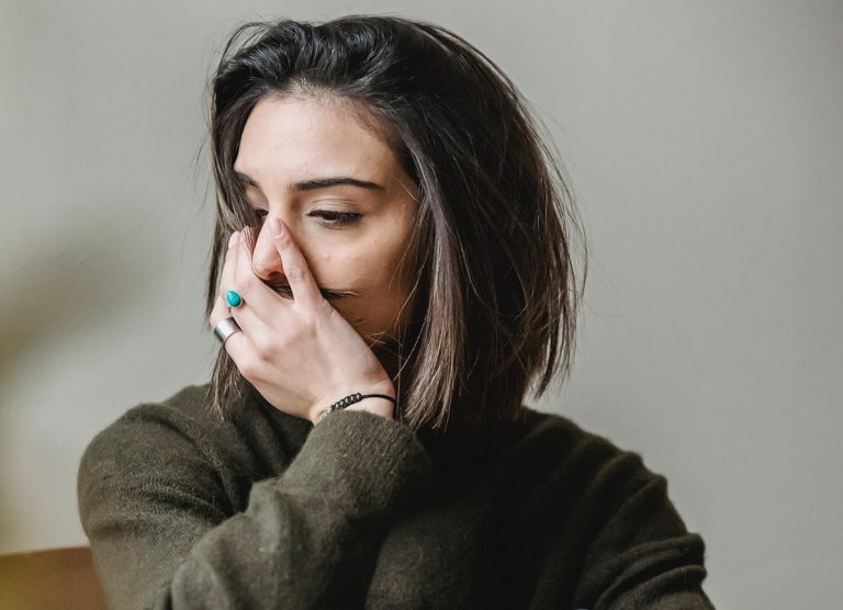 L-am prins vorbind cu șefa mea pe messenger. Oare mă înșală cu ea? Nu știu dacă să-l provoc sau nu la o discuție