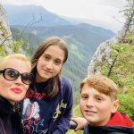 Fata căror prezentatori tv a schimbat poantele de balerină cu crampoanele de fotbalistă