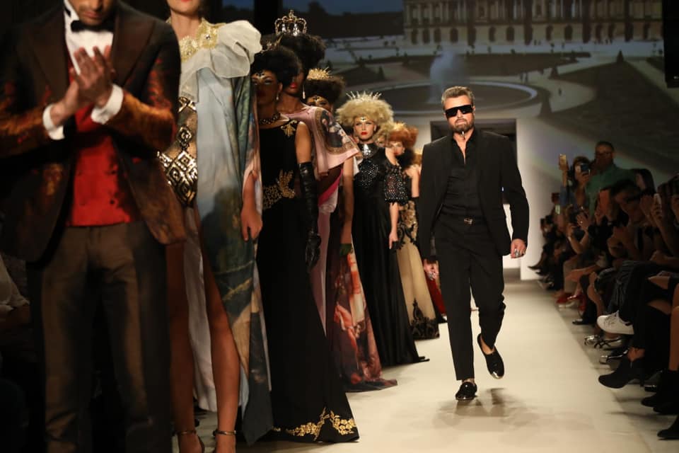 Cătălin Botezatu nu se dezice de atitudinea sa furtunoasă din backstage, nici la prezentările de modă internaționale