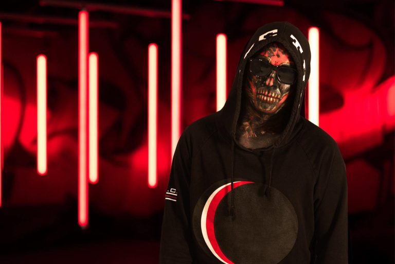 Carla’s Dreams a renunțat la machiaj și s-a lăsat filmat. Cum arată cu noul look