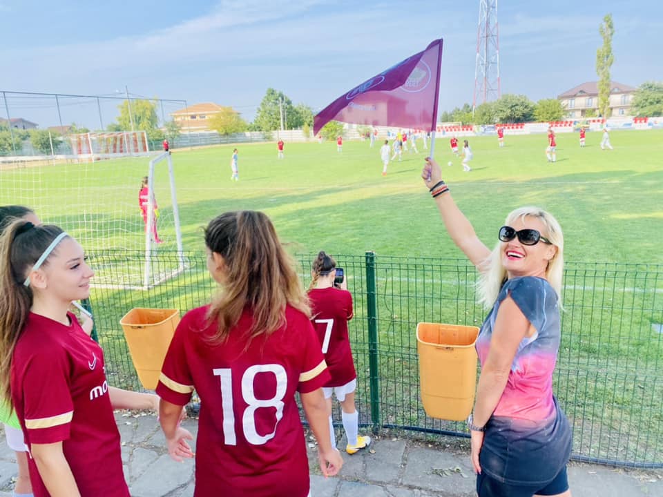 Cristina Coca, îi face galerie