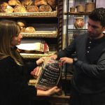 Cu soțul ei, la brutărie