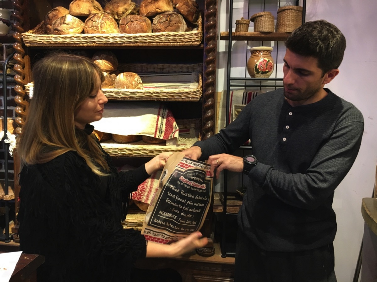 Cu soțul ei, la brutărie