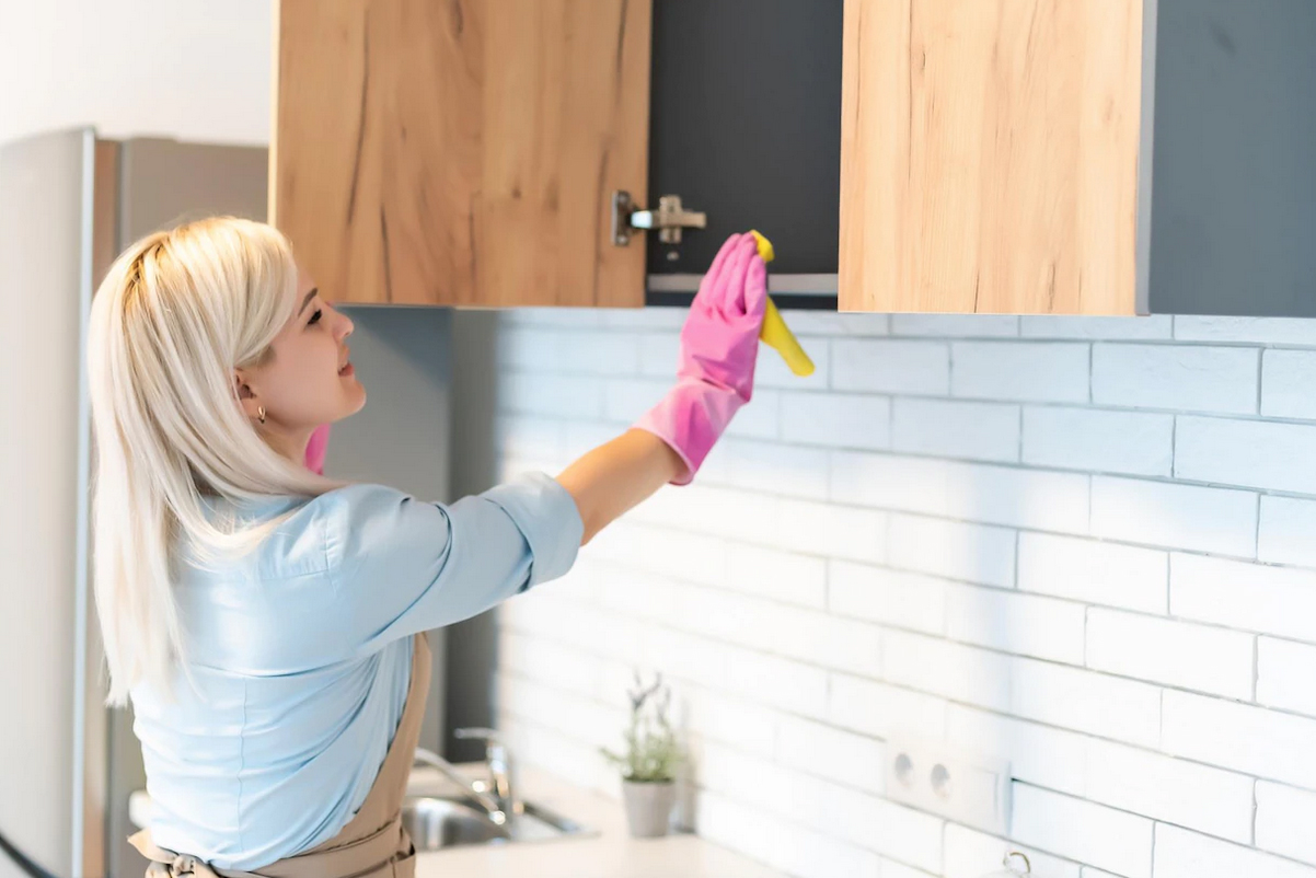 Cum cureți grăsimea de pe mobila de bucătărie