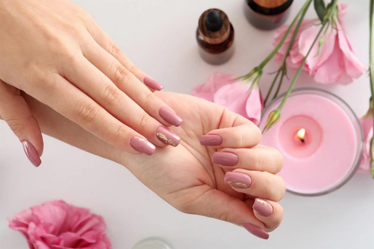 Cum poți să cureți oja de pe unghii fără acetonă. 4 soluții simple și eficiente