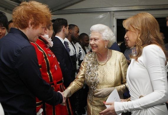 De ce apare Regina Elizabeth zambind in celebra fotografie cu Ed Sheeran. Artistul a dezvaluit in sfarsit motivul