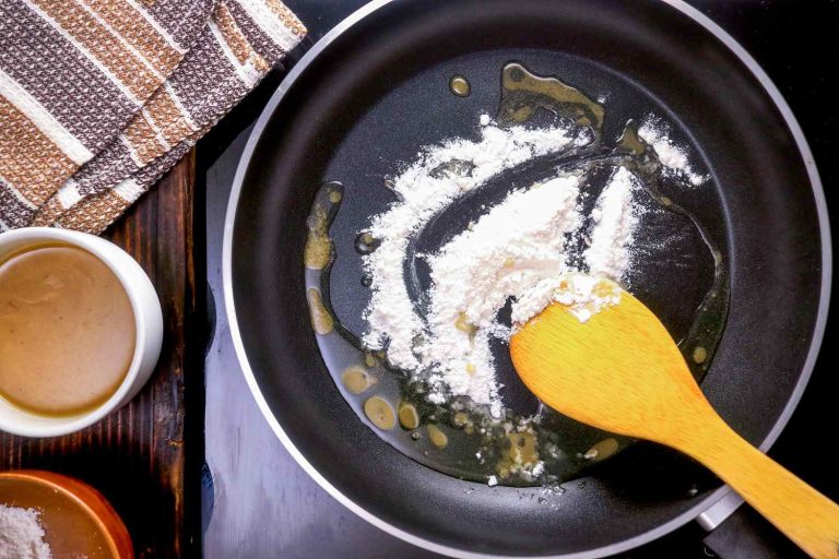 De ce să amesteci făină de grâu și ulei în tigaia neîncinsă. Încearcă acest truc și nu vei regreta!