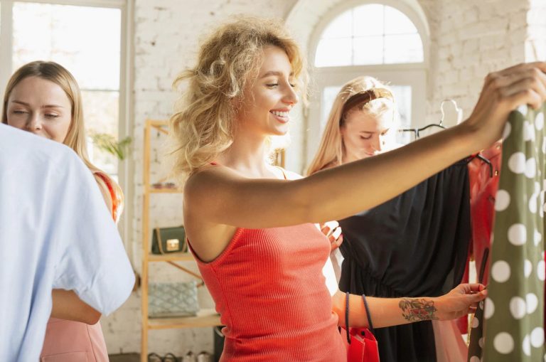 De ce să nu îmbraci niciodată hainele noi fără să le speli. Multe persoane fac această greșeală