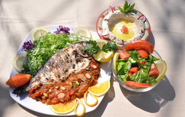 Garnituri care merg la pește. Cu ce mai poate fi servit în afară de cartofi natur, orez sau salată