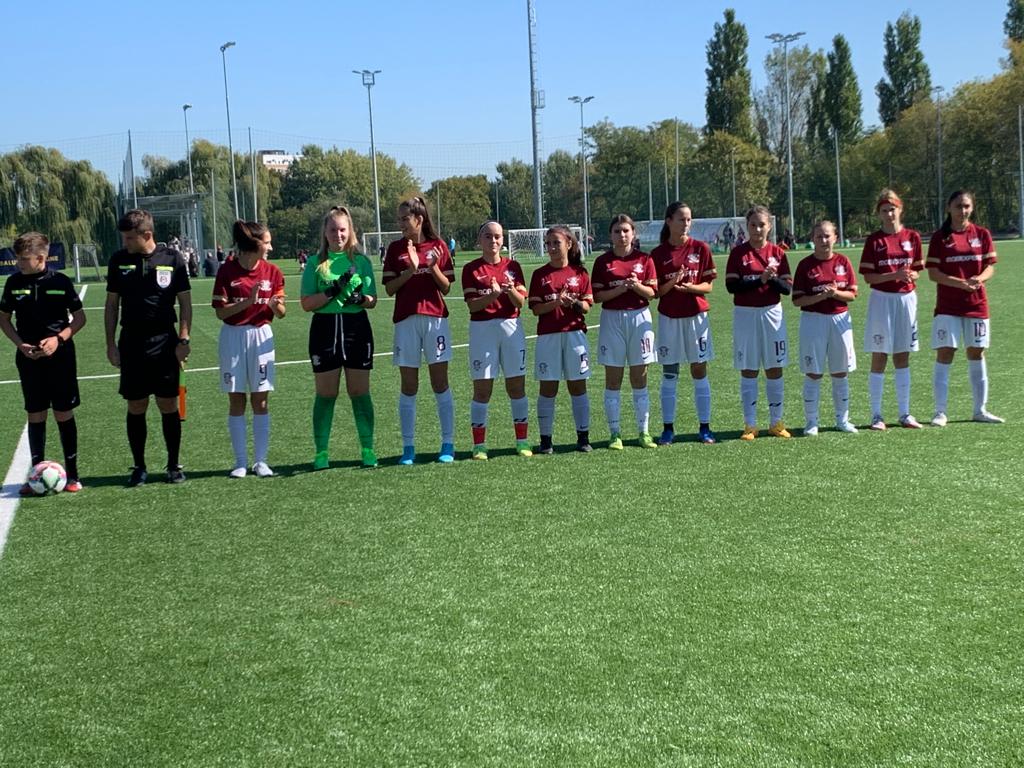 Fata căror prezentatori tv a schimbat poantele de balerină cu crampoanele de fotbalistă