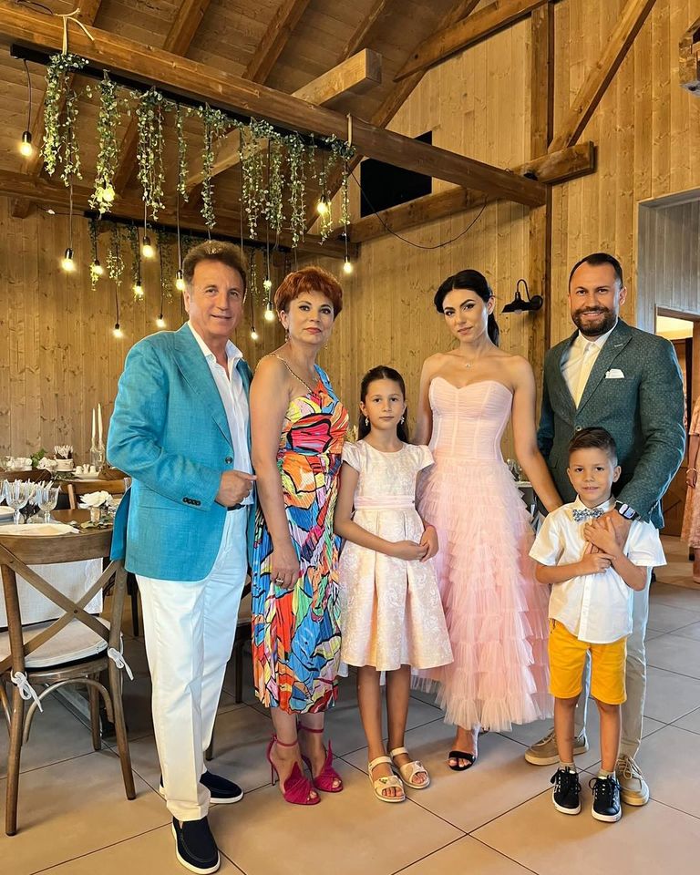 La localul lui, cu familia