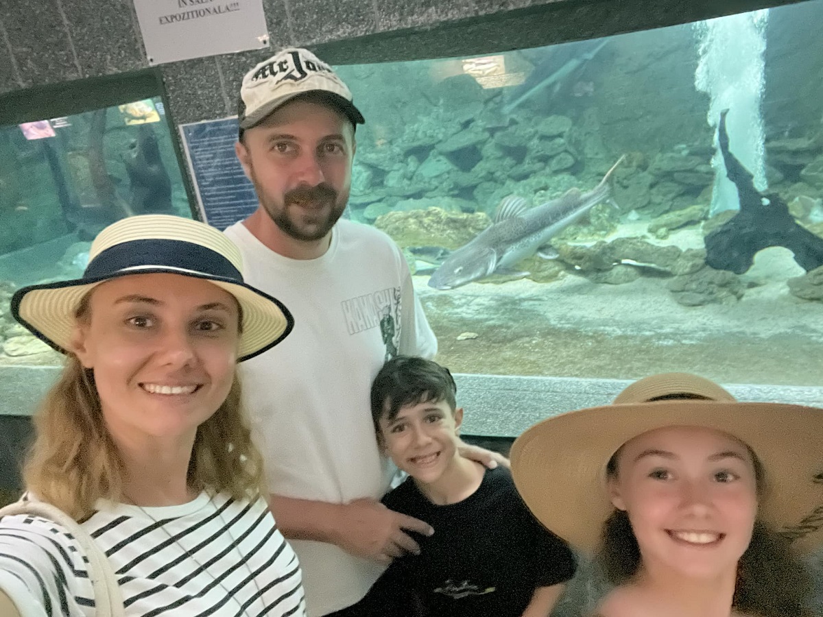 Oana, soțul ei și cei doi copii