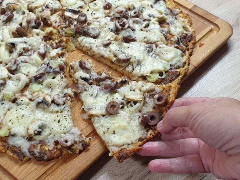 Pizza cu blat din dovlecei. Rețeta de pizza dietetică fără făină, fără drojdie