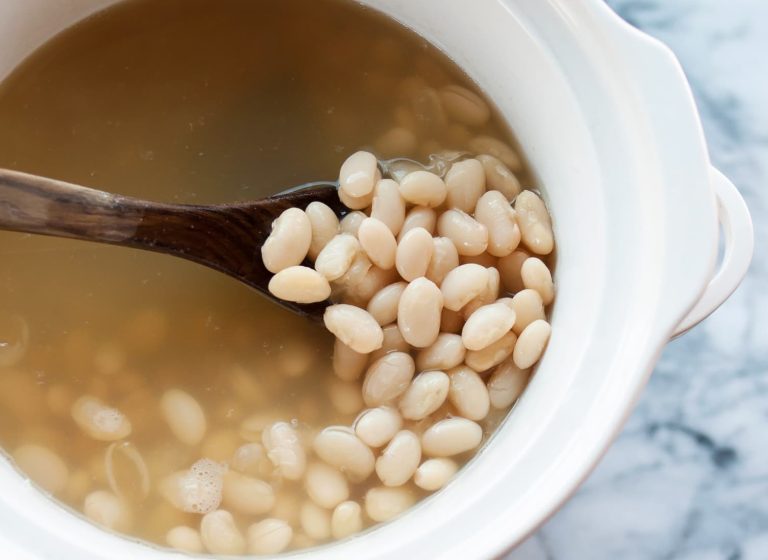Ingredientul pe care trebuie să-l adaugi în fasole pentru a fierbe mult mai repede. Trucul pe care trebuie să-l știe orice gospodină