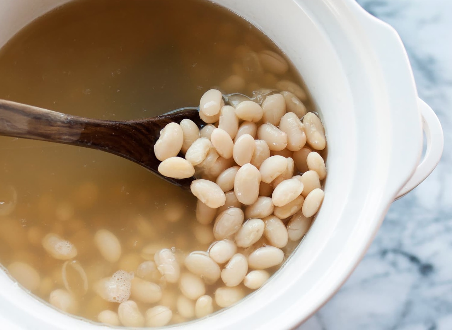 Ingredientul pe care trebuie sa-l adaugi in fasole pentru a fierbe mult mai repede.